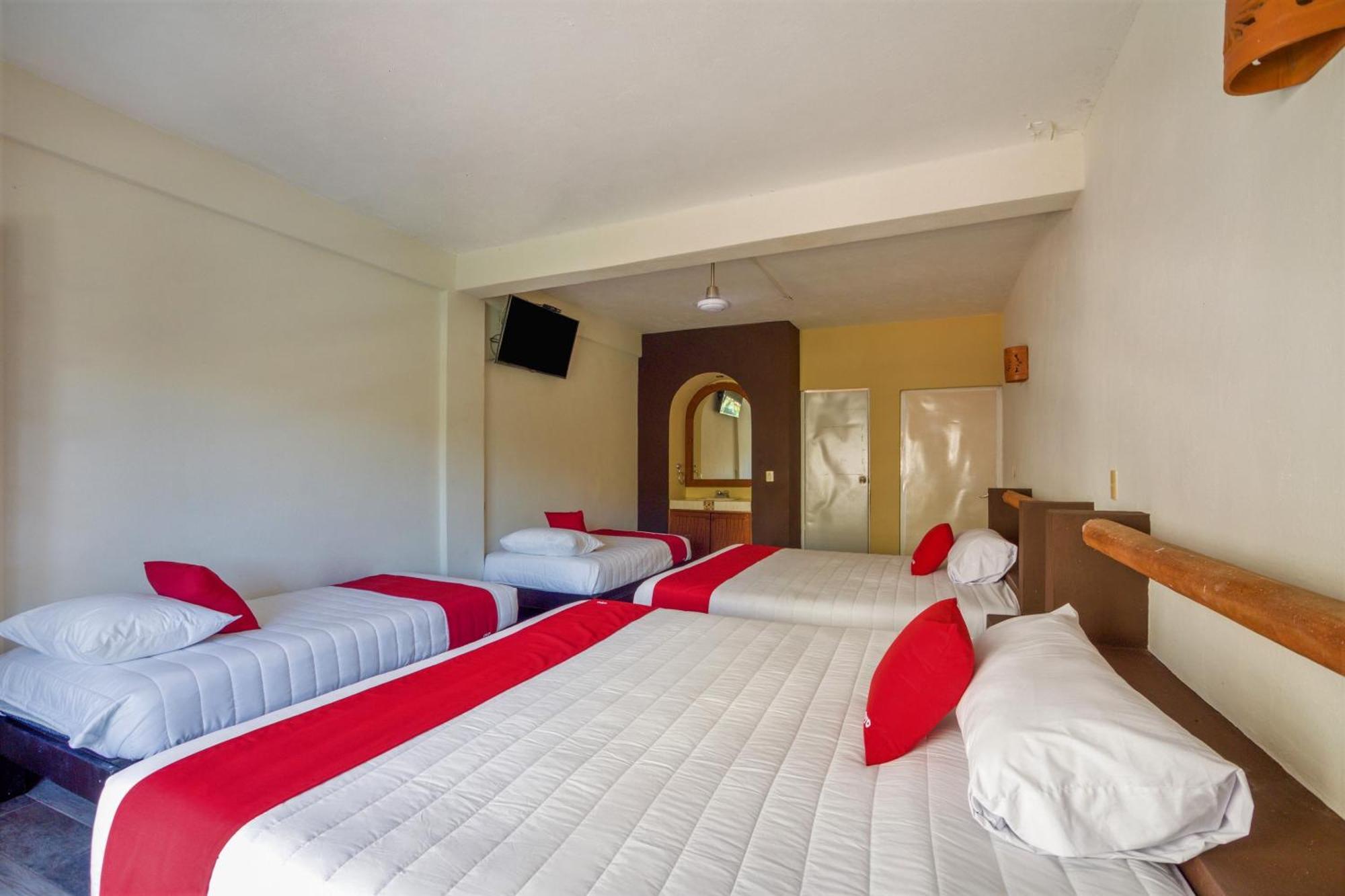 Oyo Hotel Posada Lys, Сиуатанехо Екстериор снимка