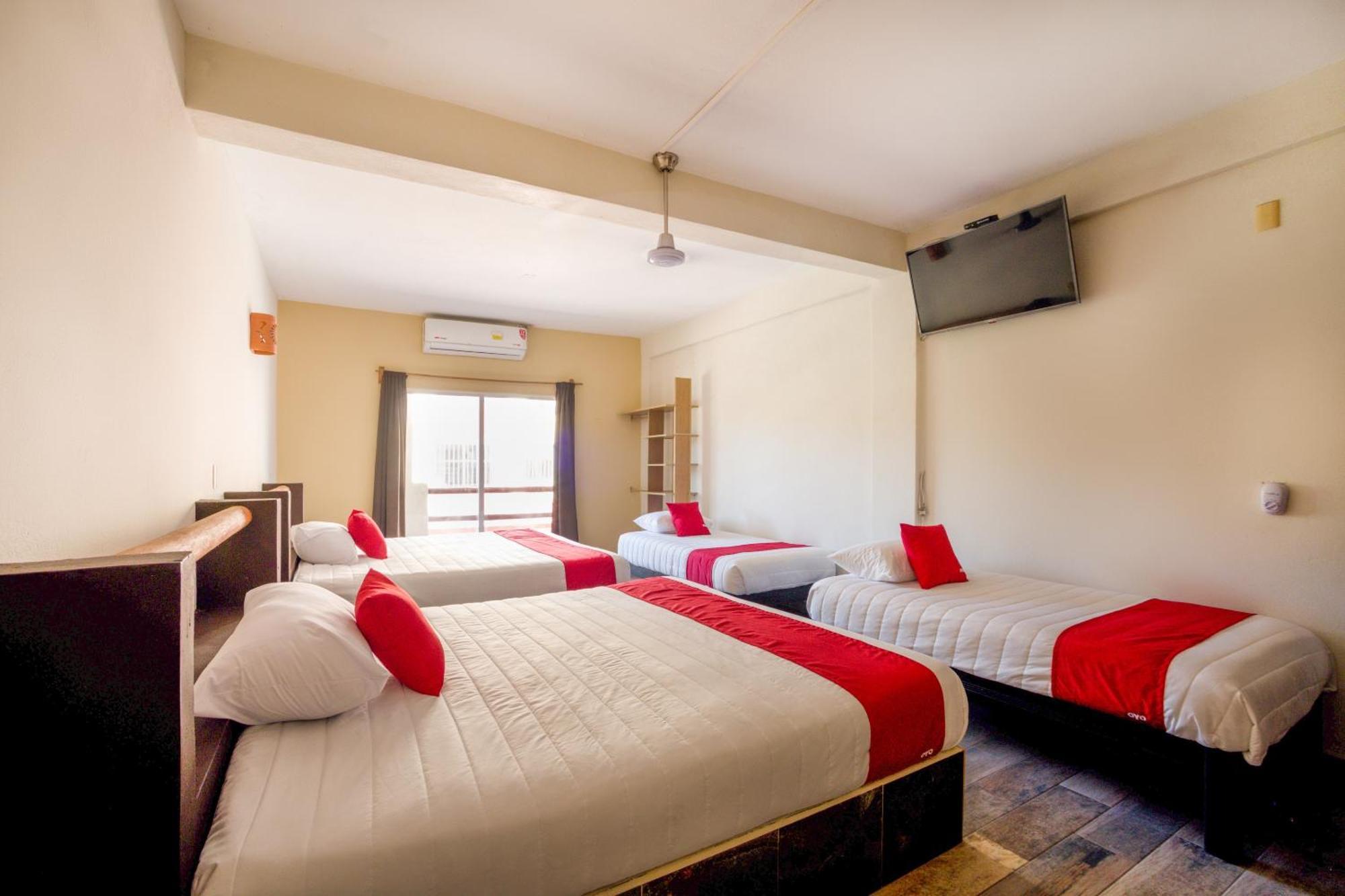 Oyo Hotel Posada Lys, Сиуатанехо Екстериор снимка